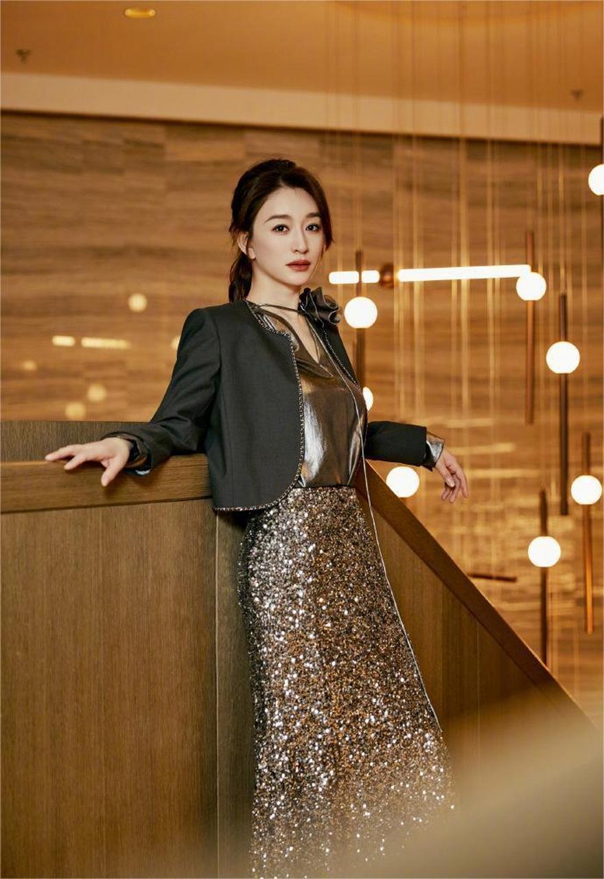 李小冉最新看秀美照身穿,长裙穿搭状态超好,这颜值身材真绝