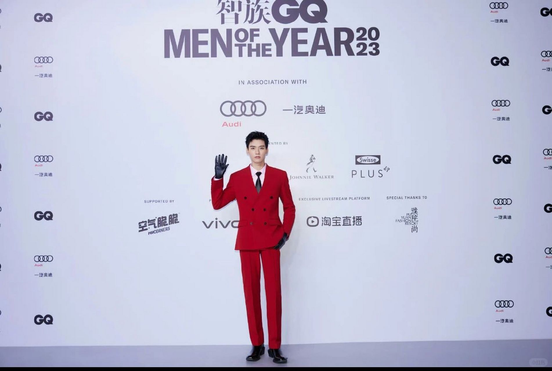 重塑经典优雅定义,与lv总监菲董共谱时尚新篇章  当我第一眼看到龚俊