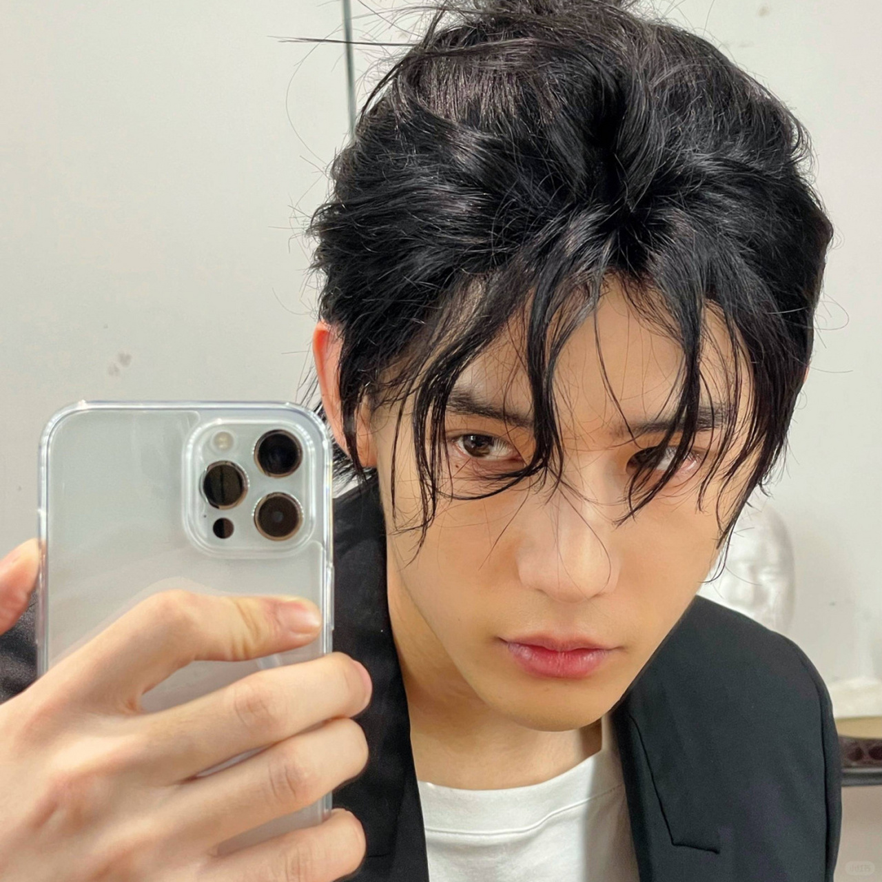 宝藏男孩王安宇对镜拍,寸头帅哥演绎人间理想  一个让我瞬间心跳加速