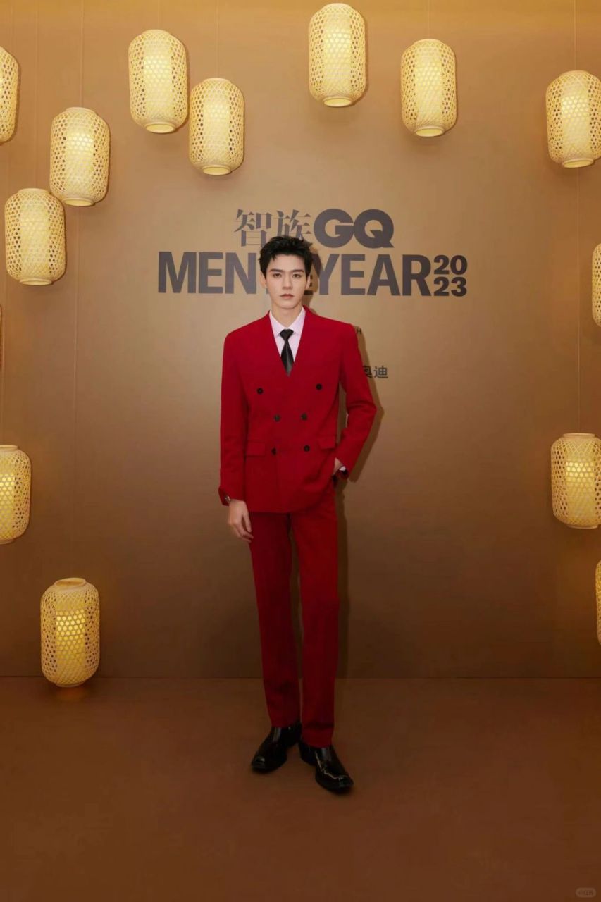 重塑经典优雅定义,与lv总监菲董共谱时尚新篇章  当我第一眼看到龚俊