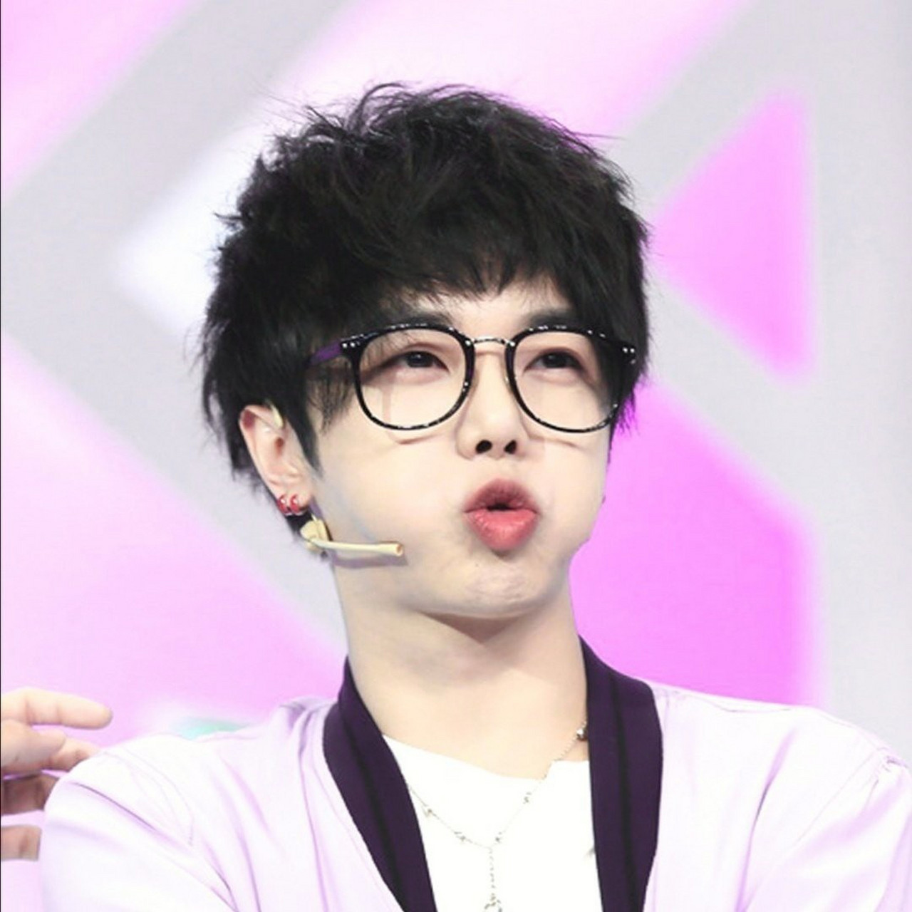 亲爱的朋友,你是否也曾被华晨宇那些瞬间切换,独具特色的小表情深深