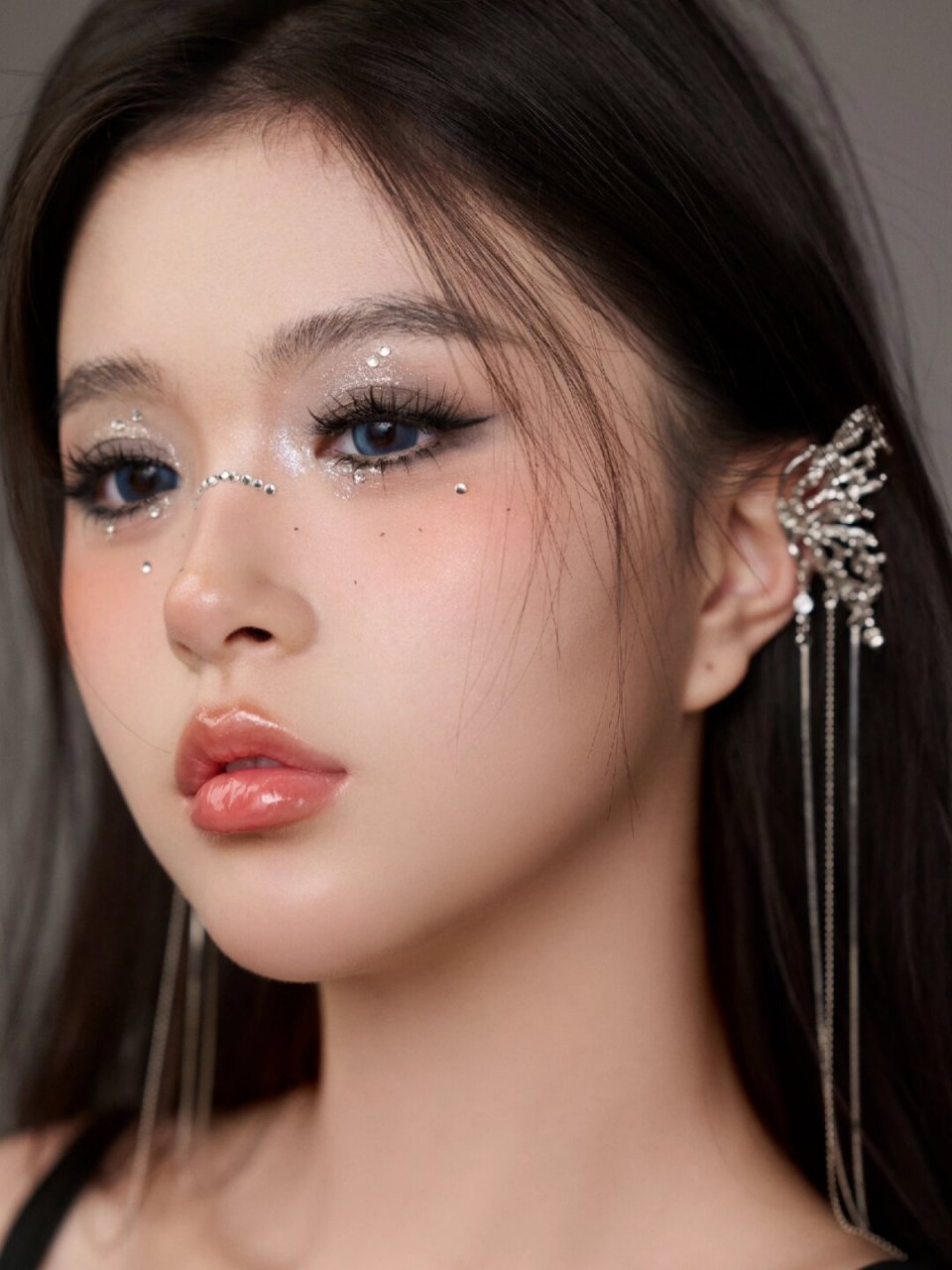 轻烟熏妆容,是酷girl呀  烟熏眼妆,向来都是时尚圈里的高级代表🔝.