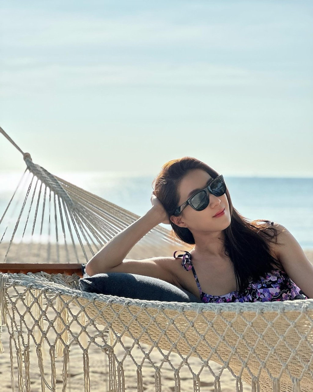 钟嘉欣泳装亮相揭示逆龄秘密  钟嘉欣透过社交平台分享了一家五口畅游