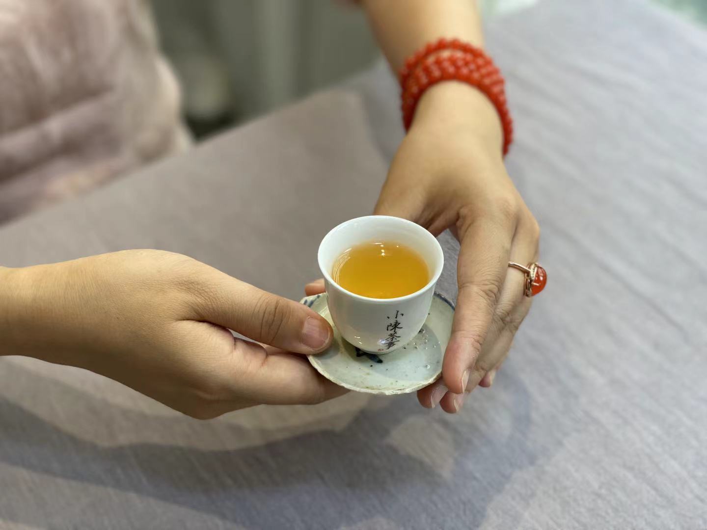 为什么不能用"五指山"的手势拿茶杯? 因为这样的姿态不雅观