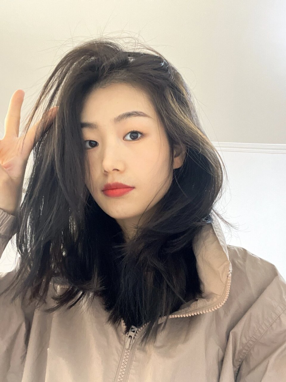 虽然单眼皮在化妆时可能会有些小挑战,但只要我们掌握了正确的技巧