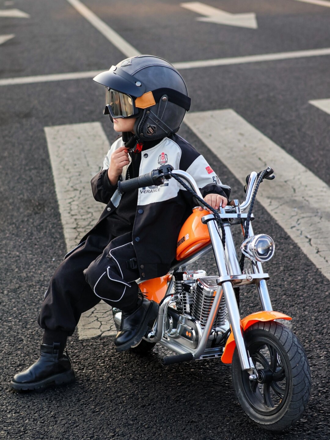 看着他骑着机车的样子,我仿佛已经看到了他高中时代在赛道上嘎嘎乱杀