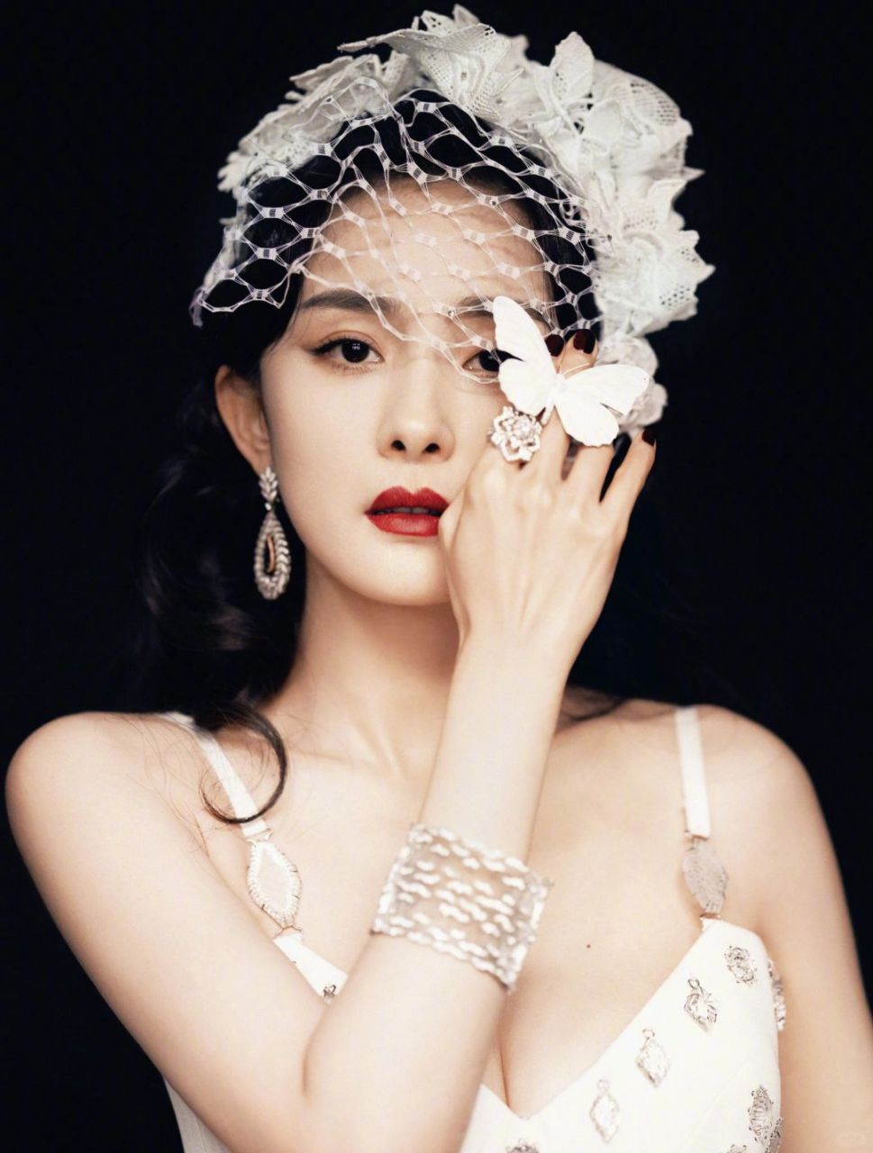 皮肤白皙如牛奶,波浪长发红唇美甲精致无比  杨幂身着开叉长裙,她的