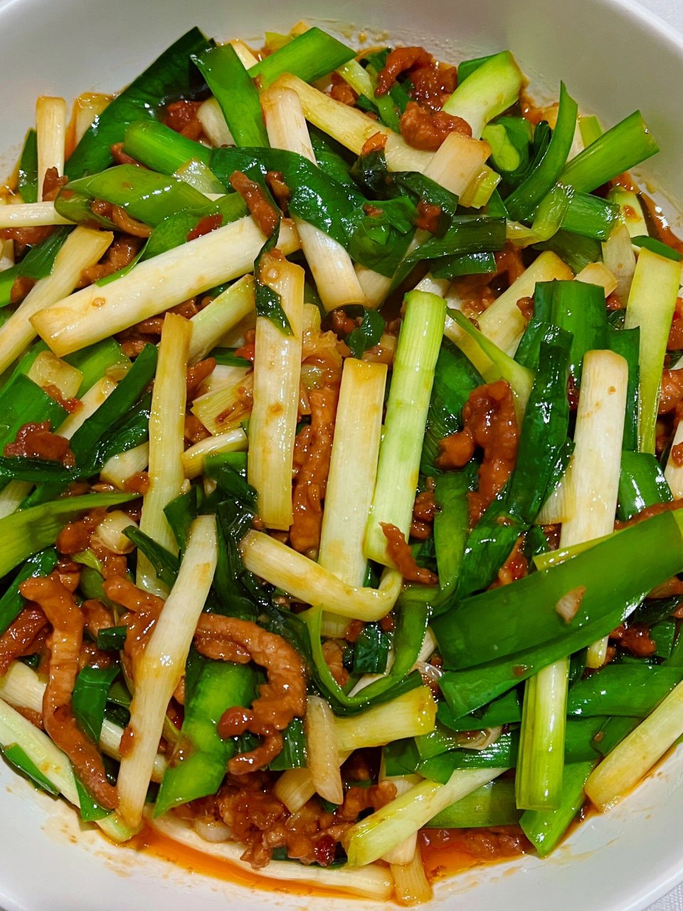 韭菜炒肉丝 食材: 韭菜,猪肉丝,姜末蒜末 一勺胡椒粉,一勺胡椒粉,8颗