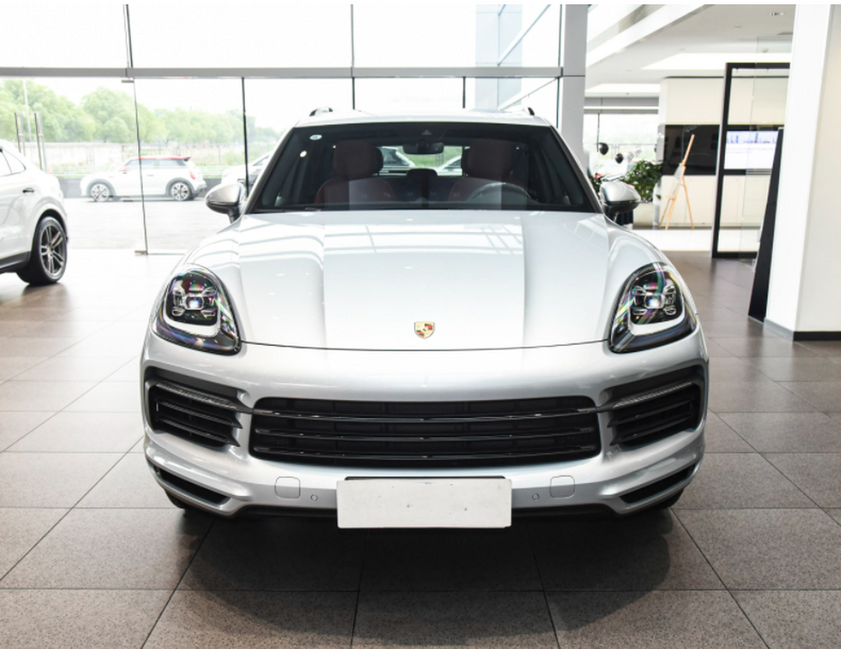 保时捷卡宴,销量王者!即使市场波动也稳居豪华suv一席之地.