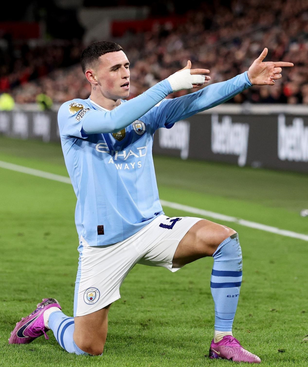 曼城与曼联的焦点大战以曼城3-1逆转胜利告终.