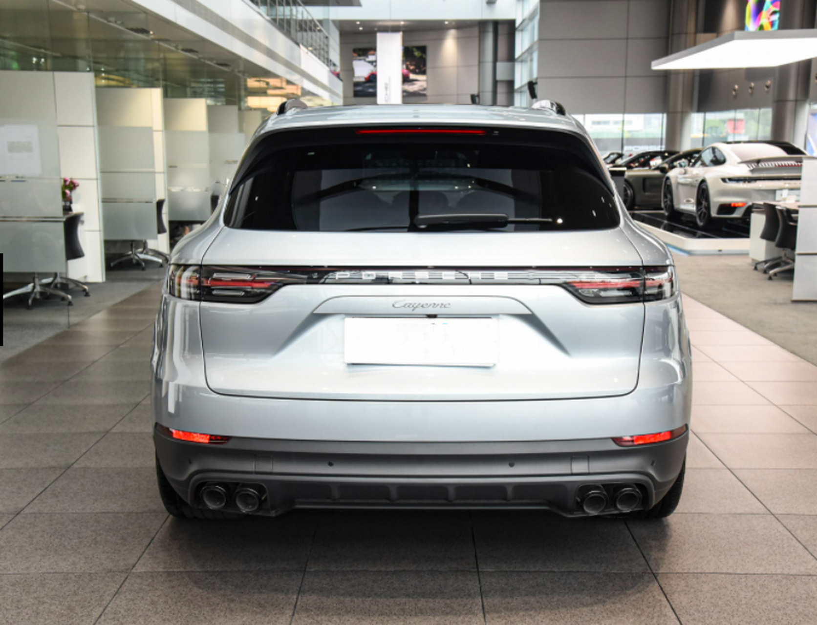 保时捷卡宴,销量王者!即使市场波动也稳居豪华suv一席之地.