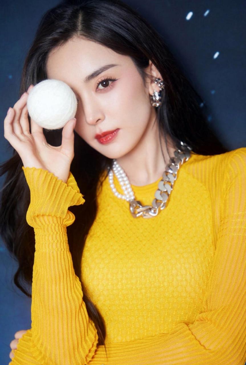 古力娜扎拍摄一组唯美写真,一头乌黑柔顺的长发披肩,尽显温柔妩媚