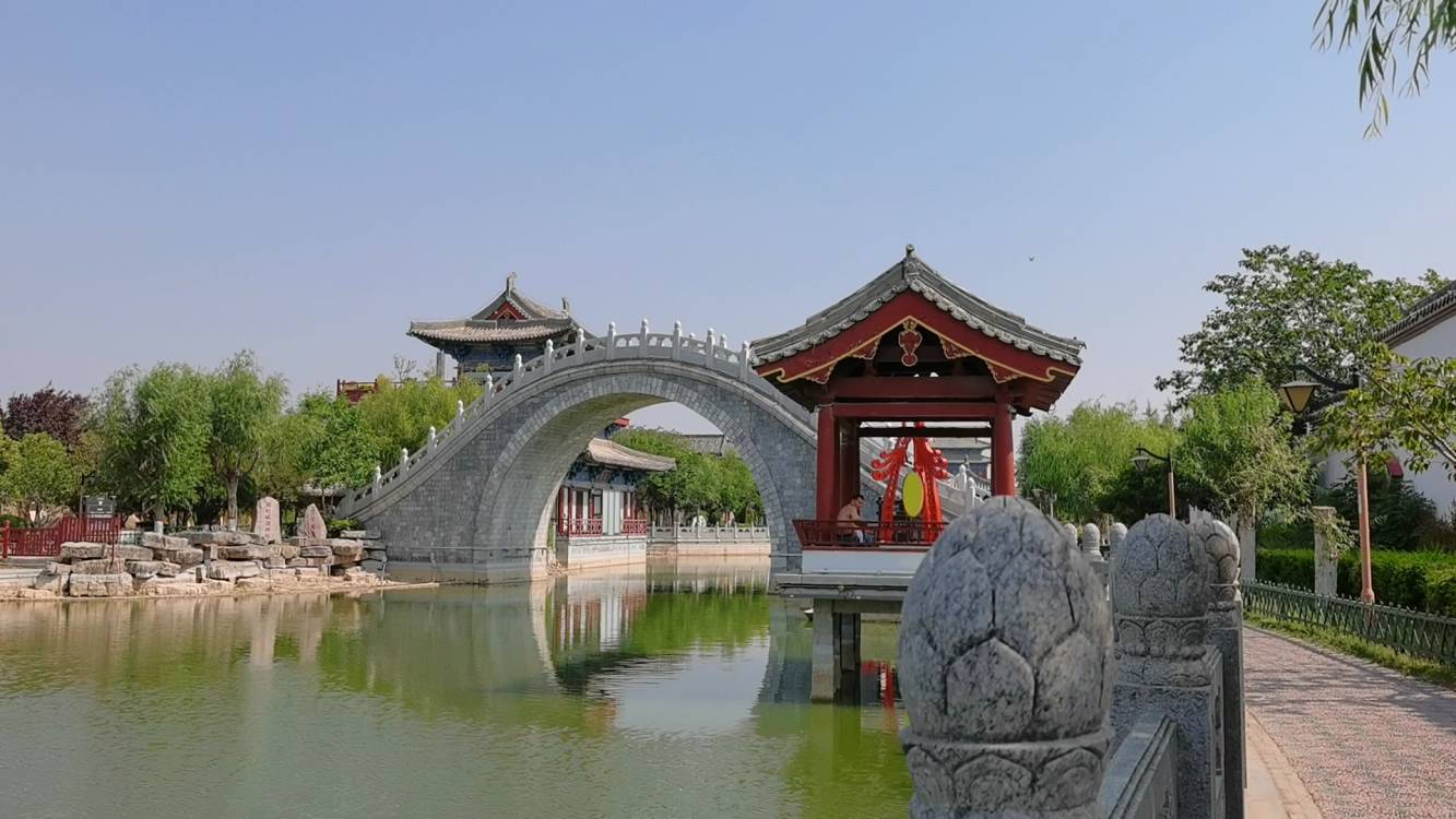 开封大宋御河,以其迷人的自然风光吸引着众多游客,春日里前来打卡