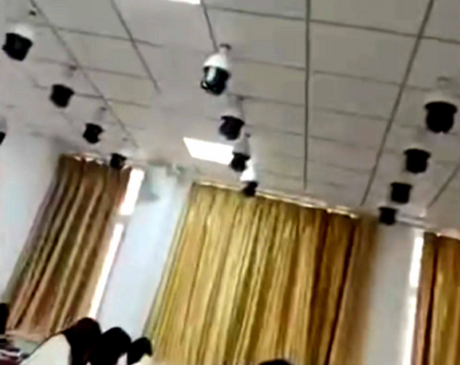 河北保定学院一教室竟有一二十个监控像头的新闻,真令人有点天方夜谭