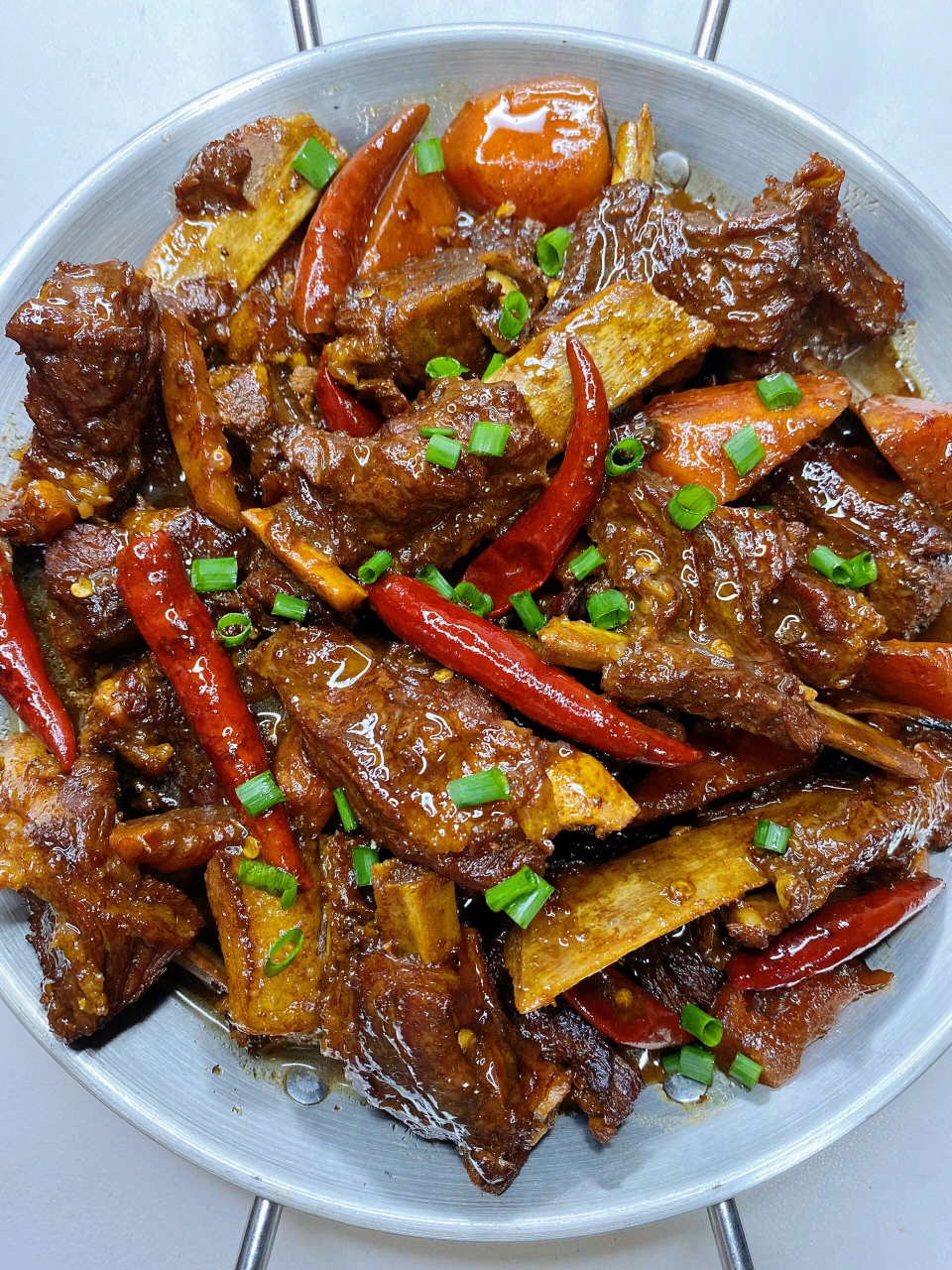 红烧羊排 软烂入味 越啃越香 巨好吃 绝了 食材: 羊排,胡萝卜,葱姜蒜