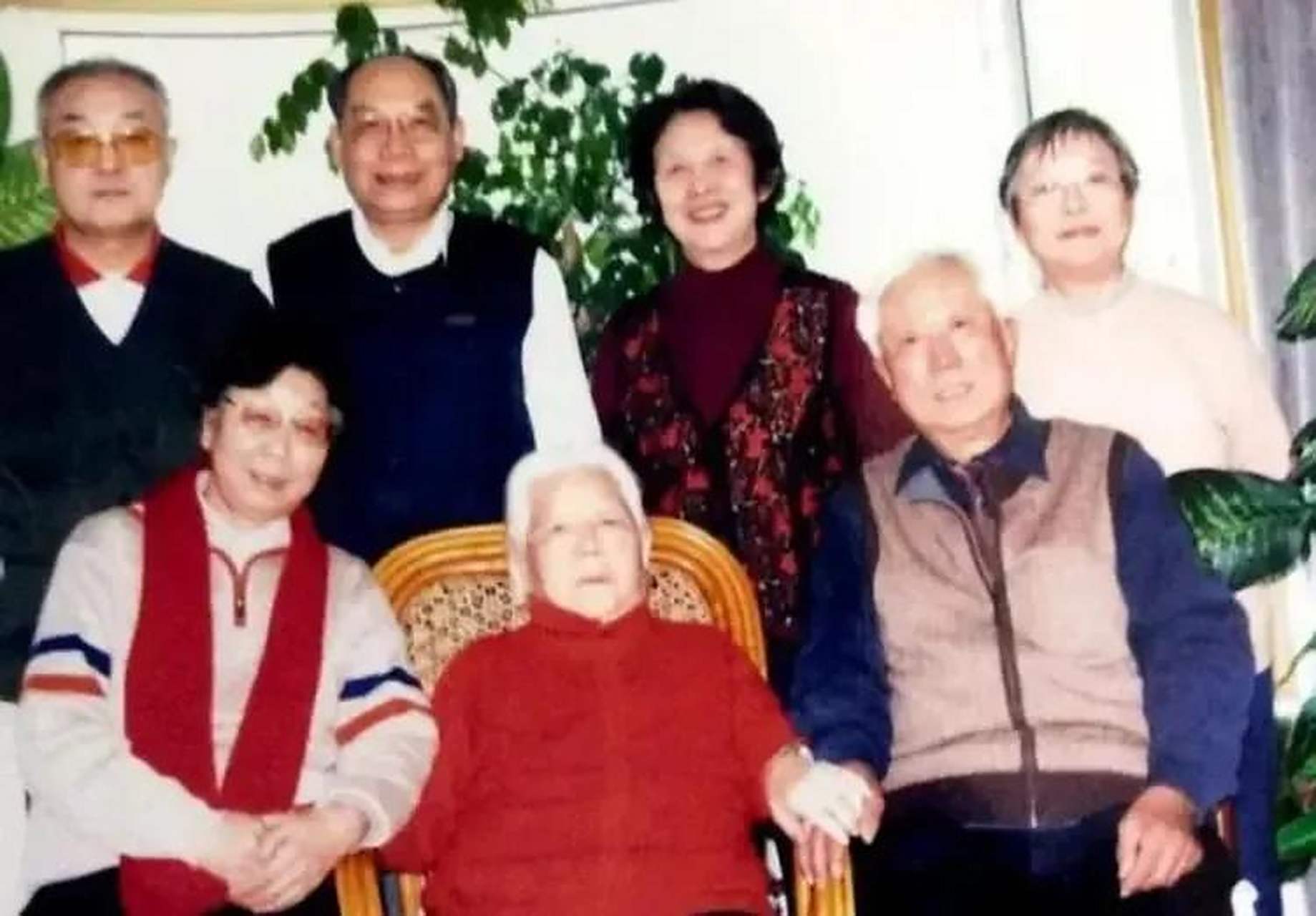 五十年代初,高岗和妻子李立群及孩子们的一张全家福照片,孩子们个个都