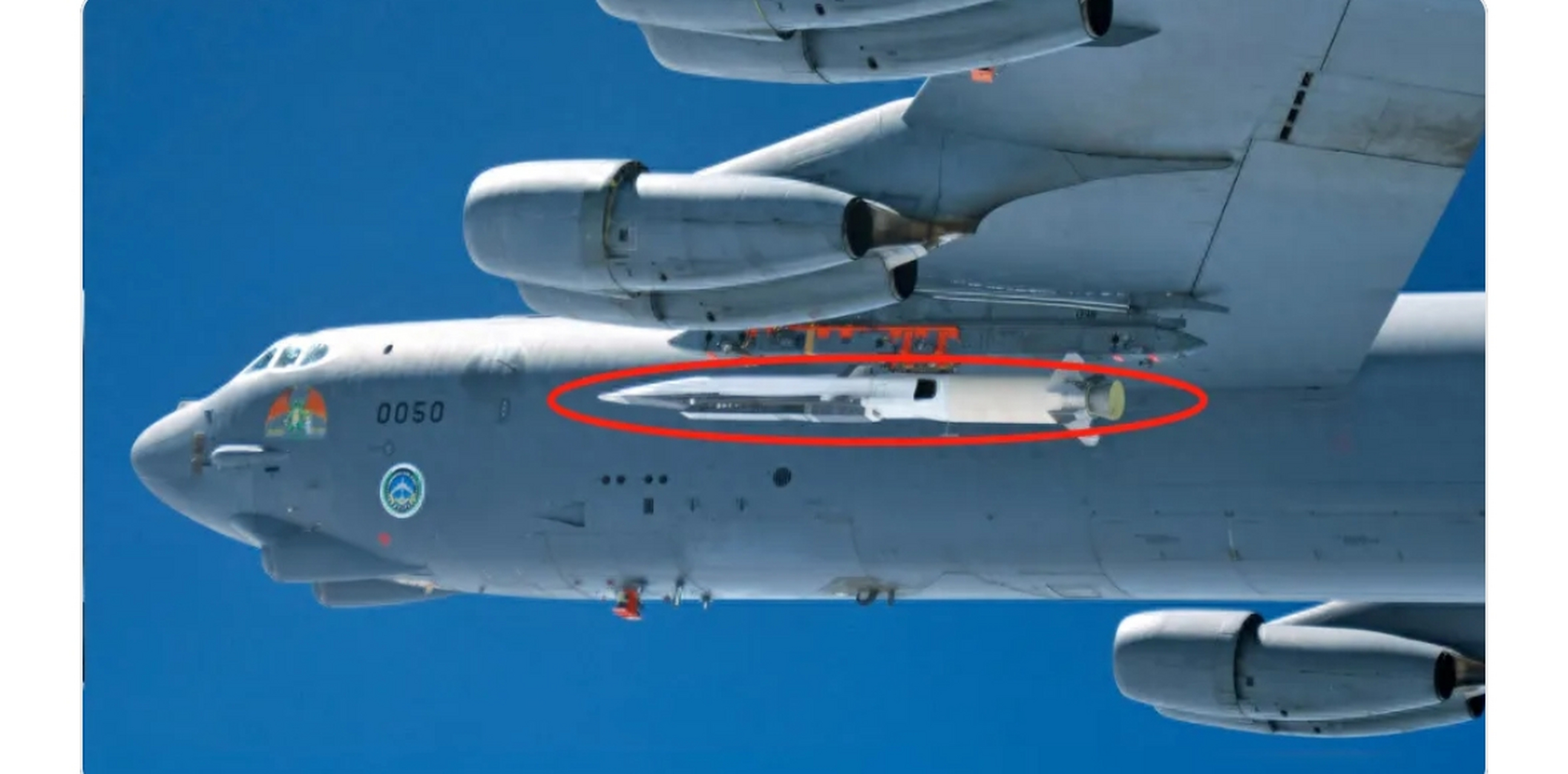 近日,一架挂载着agm-183a高超音速导弹的b-52h战略轰炸机降落在了关岛