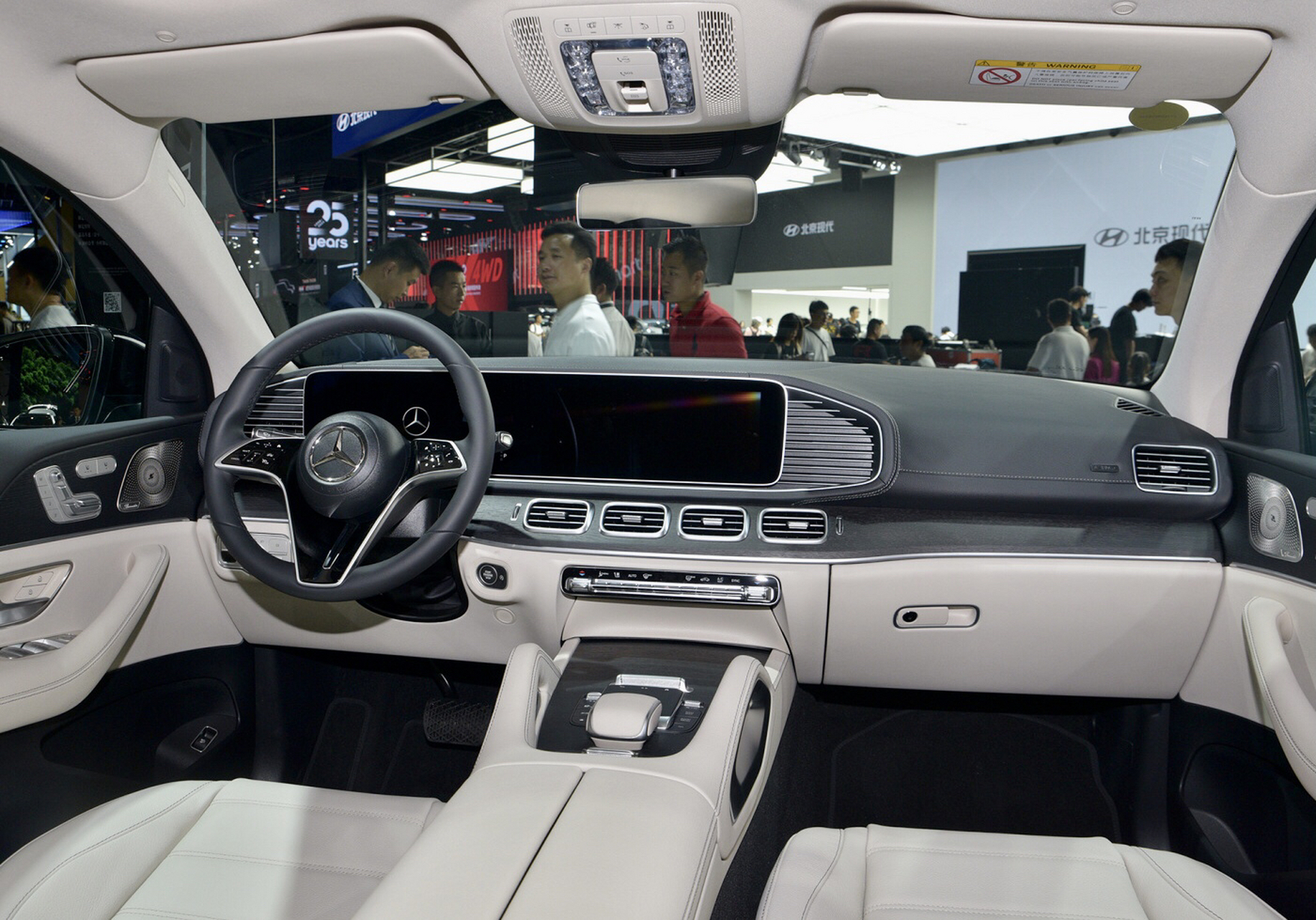 2024款奔驰gle轿跑,内饰设计相当的给力,尾灯设计也是一绝,简约时尚