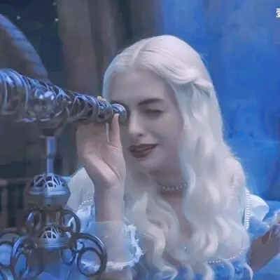 《爱丽丝梦游仙境》里的白皇后是安妮海瑟薇饰演的,她和《哈利波特》