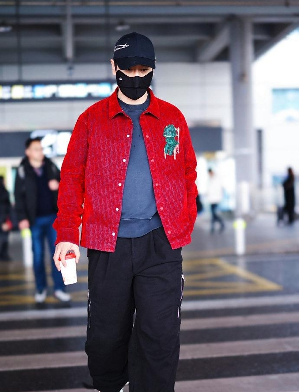 黄晓明一身红衣穿搭现身机场#优质短图文计划