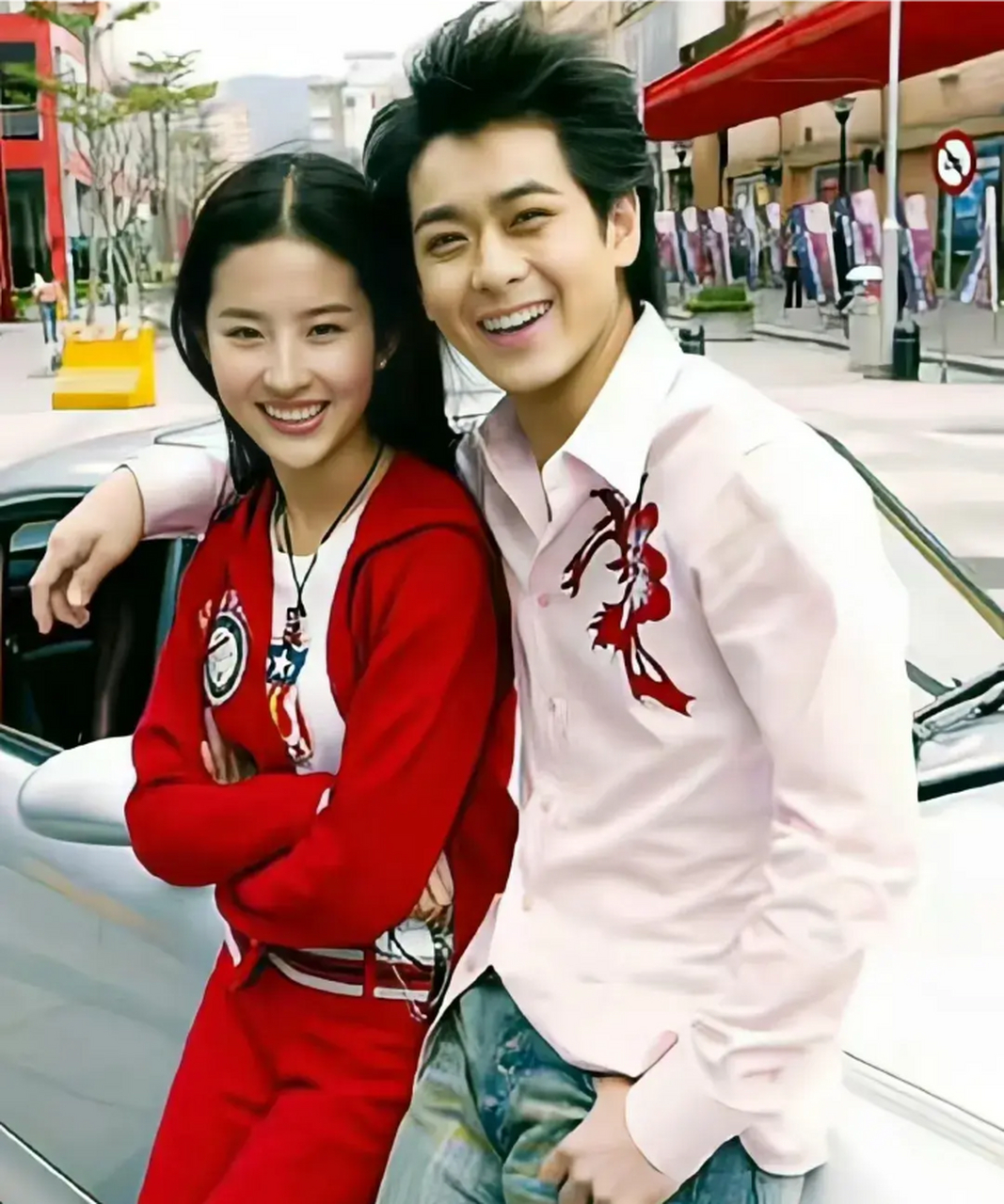 刘亦菲跟林志颖巅峰时期被誉为神仙姐姐跟不老男神,他们的颜值确实是