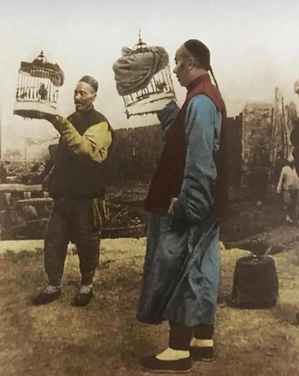 晚清时期,两位在街边遛鸟的公子哥留影,照片中这两位