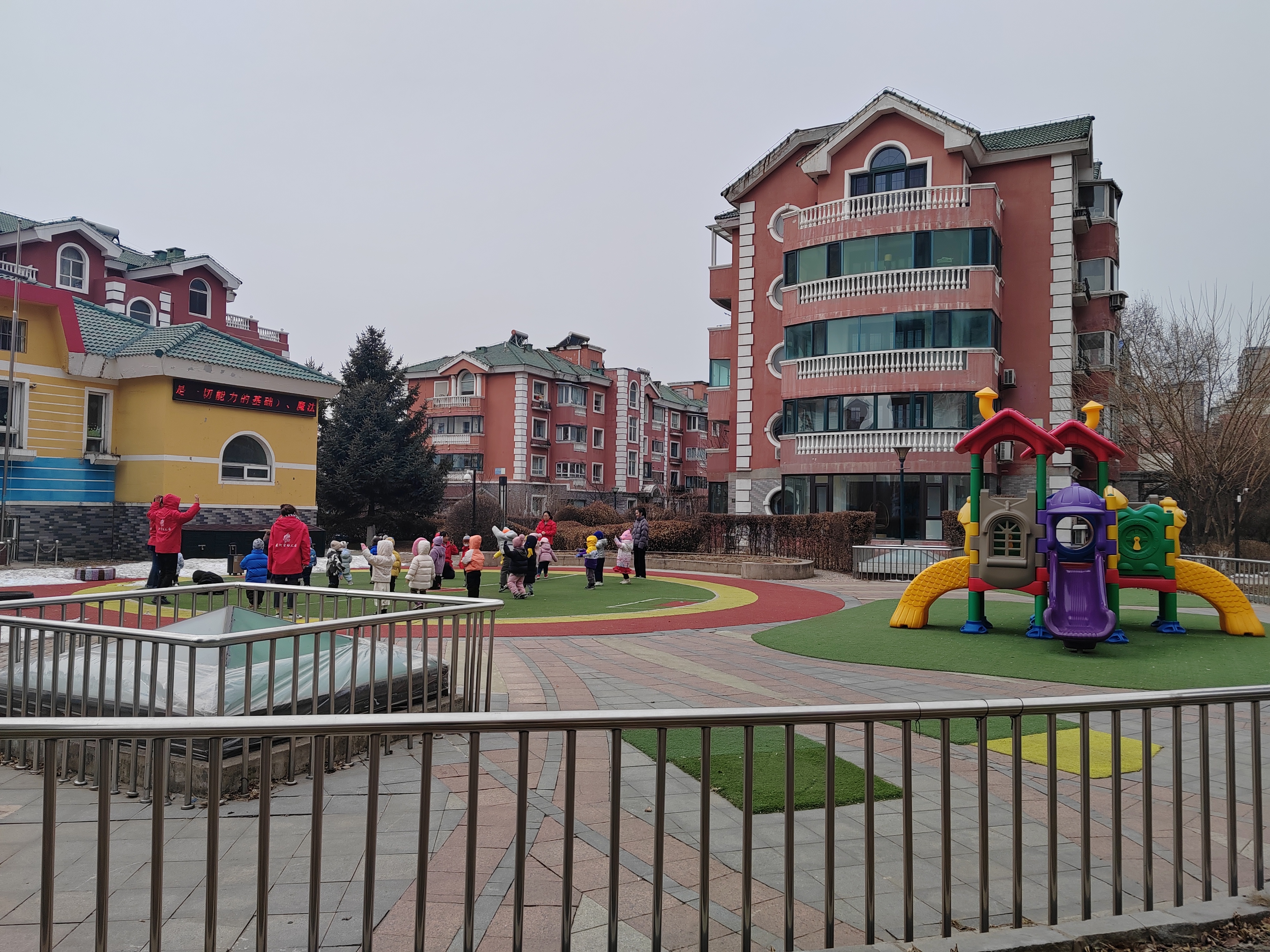 "初春时节,万物正复苏,大地正萌动,不久将尽显勃勃生机