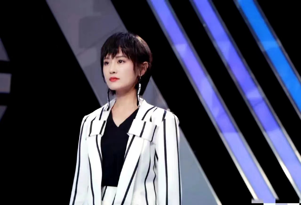 有网友偶遇潘粤明和绯闻女友尹姝贻同框取行李,然后两人低调离开