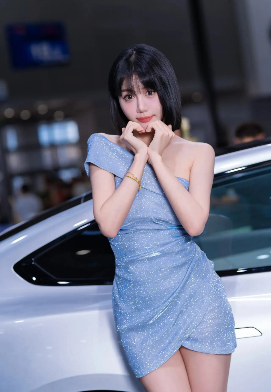 漂亮的车模,她的身材优雅,腰肢若柳,线条流畅,让人窒息的美.