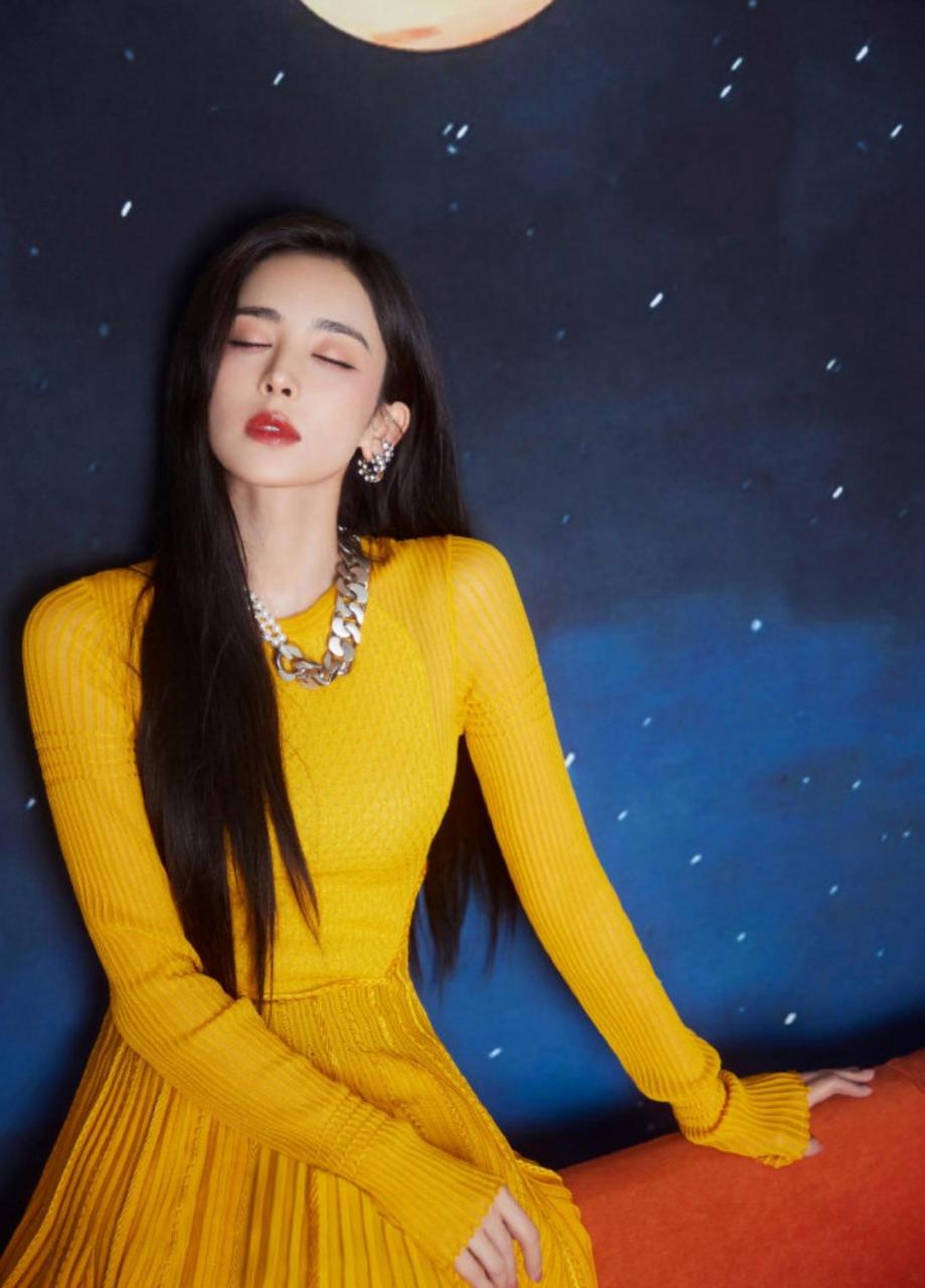 古力娜扎拍摄一组唯美写真,一头乌黑柔顺的长发披肩,尽显温柔妩媚