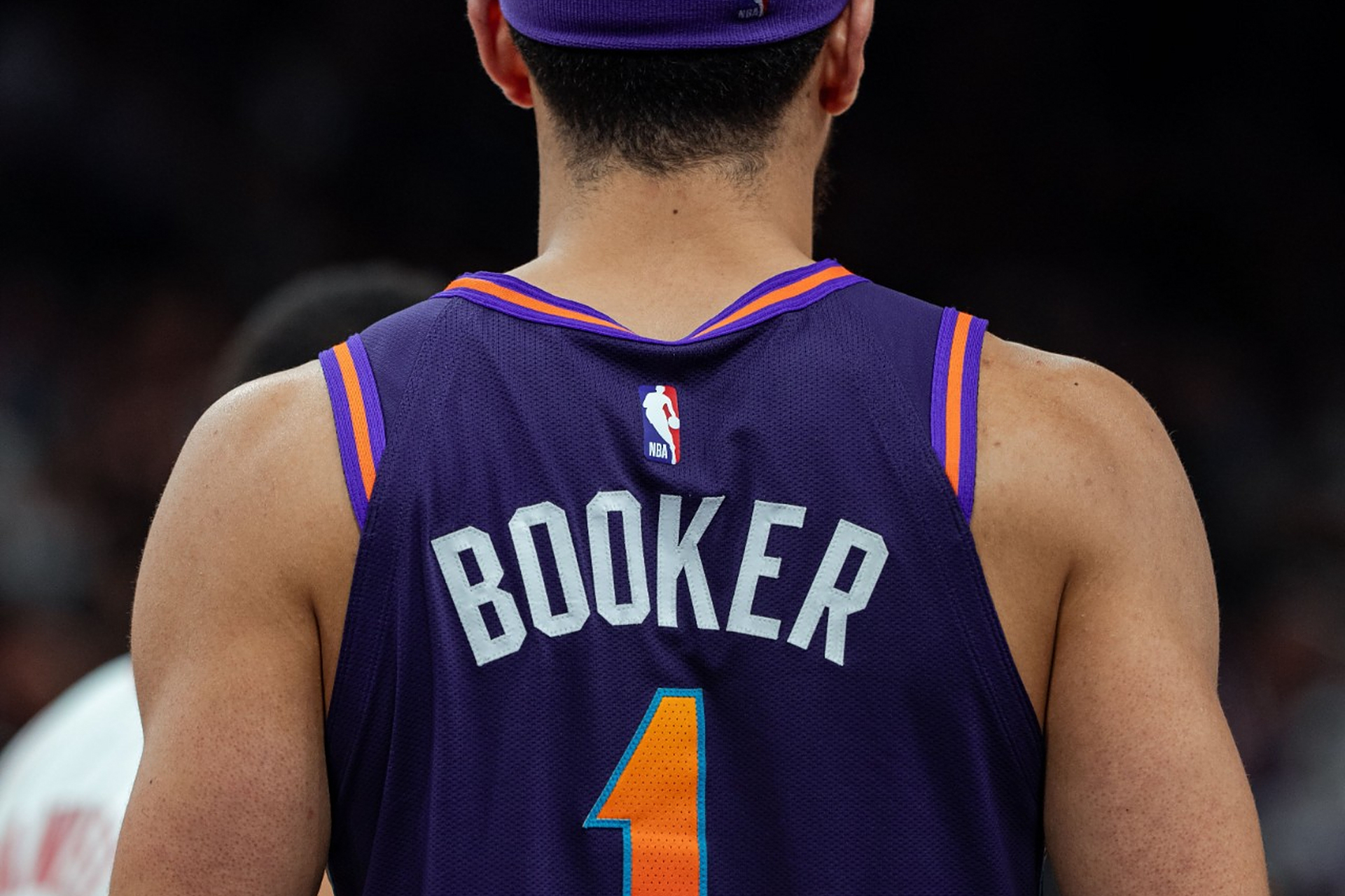 德文·布克脚踝扭伤,赛季岌岌可危