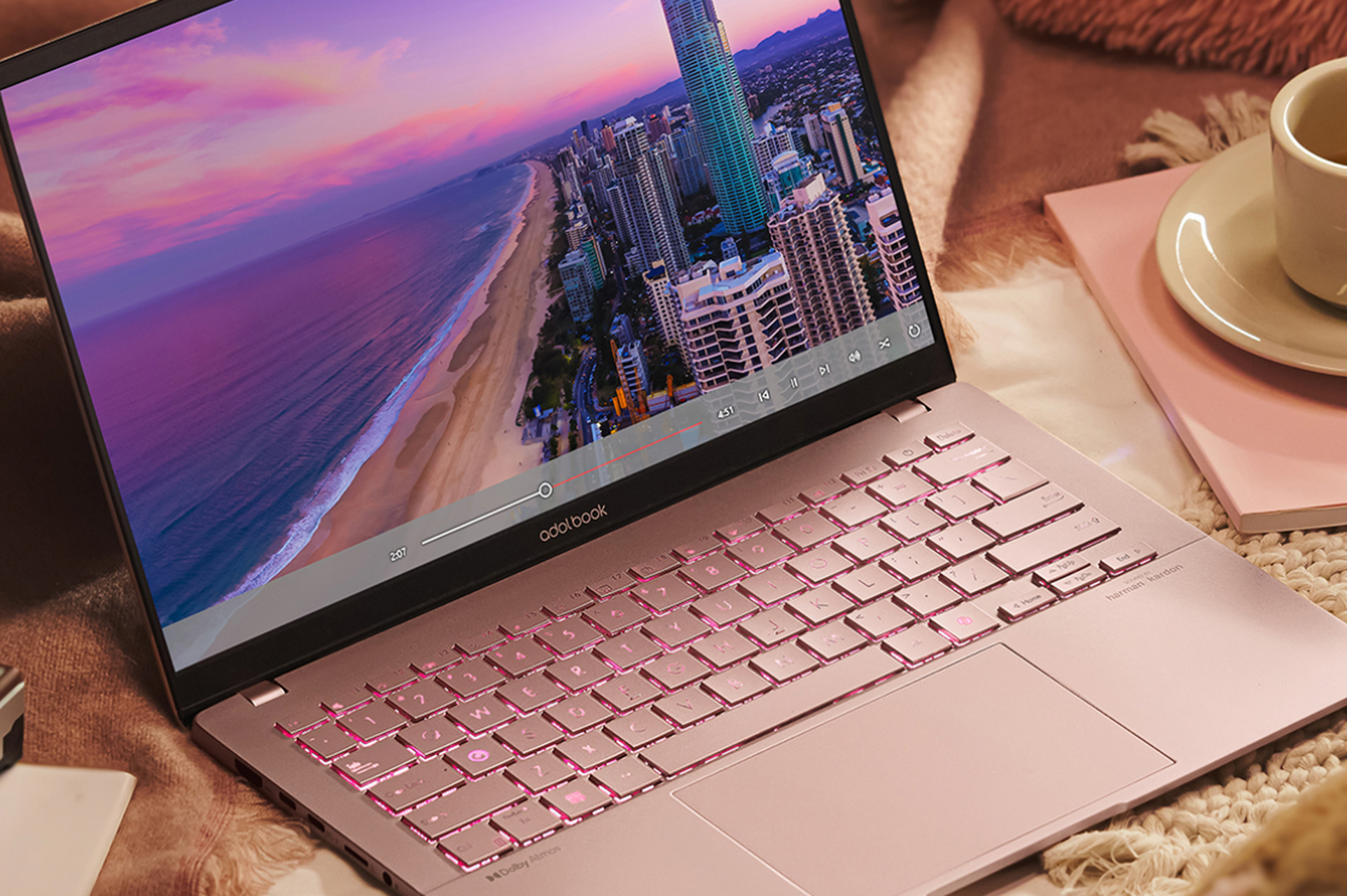 华硕a豆14air是一款轻薄便携,性能强大的笔记本,拥有14英寸2.