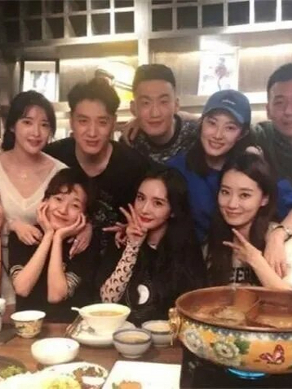 翻看杨幂,张小斐,袁姗姗当年的合照,满屏都是青春和青涩的气息.