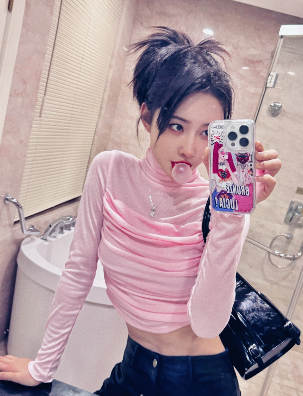 宣璐这粉色上衣搭配黑色紧身裤,大秀小蛮腰,性感迷人.