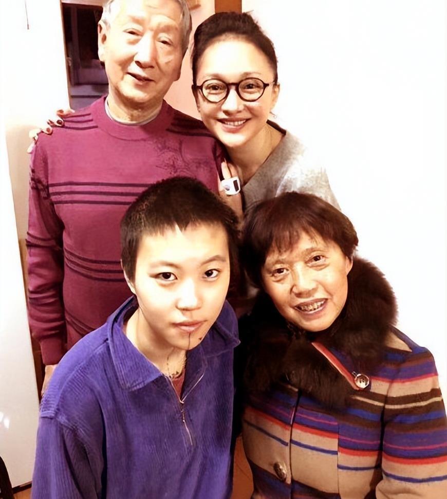 然而,命运似乎总是让女儿受到伤害和失望.