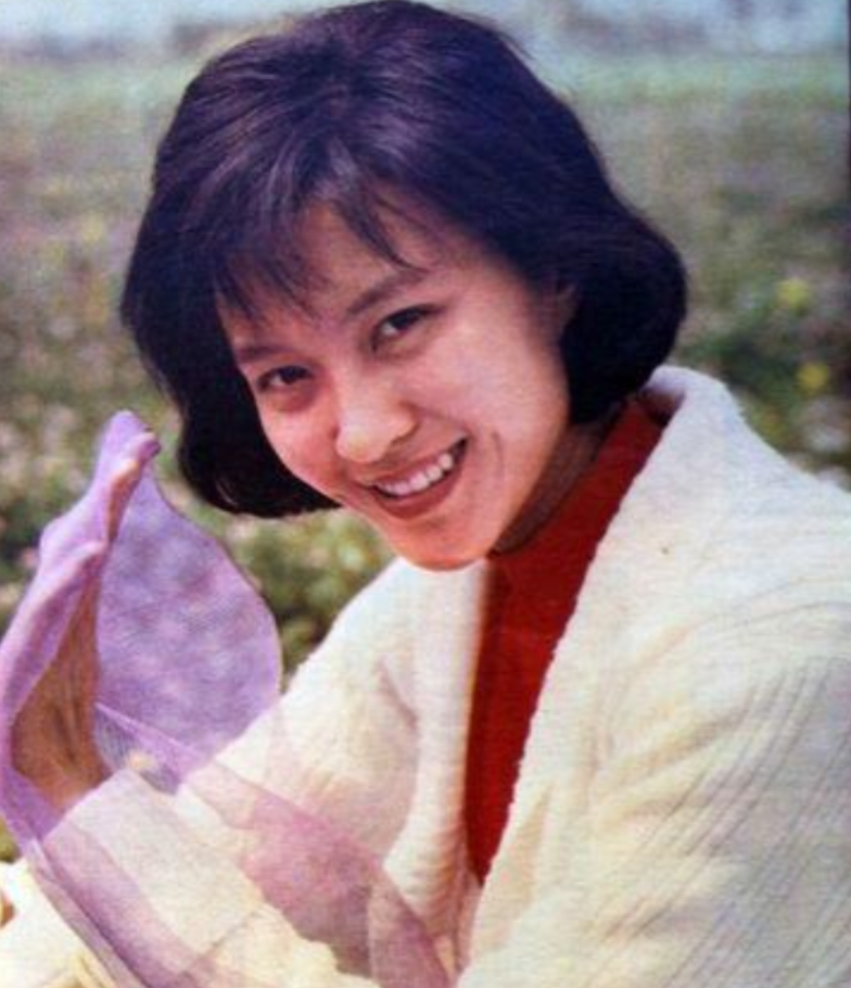 回顾演员方舒2婚2离独自抚养两个女儿20年今女儿是她的骄傲