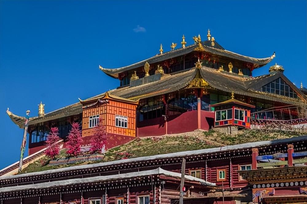 亚青寺的由来就奠定了它传奇的基础,她并不是我们原