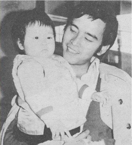 5个月后大女儿出生,姜大卫拨长途电话请恩师张彻取名,张彻忙于拍戏