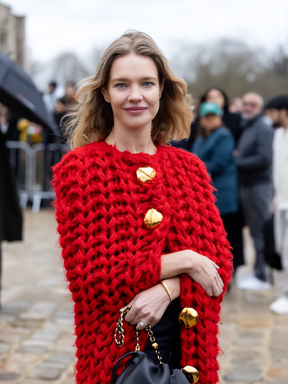 巴黎时装周进行中,超模水果娜亮相,穿红色粗棒毛衣引人注目.