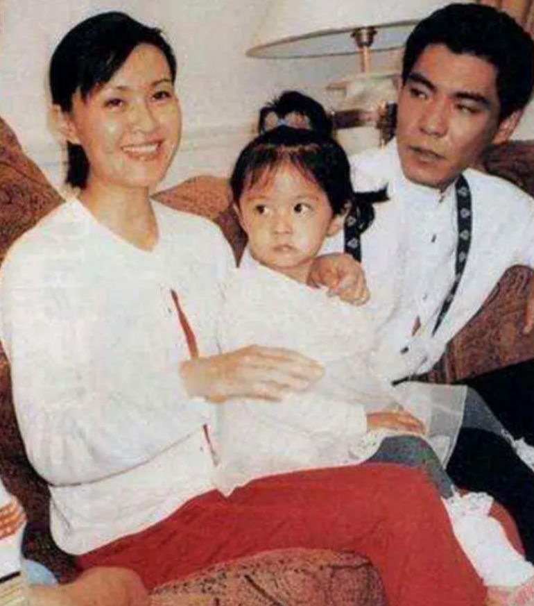 方舒的第一任丈夫是导演陈国星,两人是校友,知根知底,大学时期就是