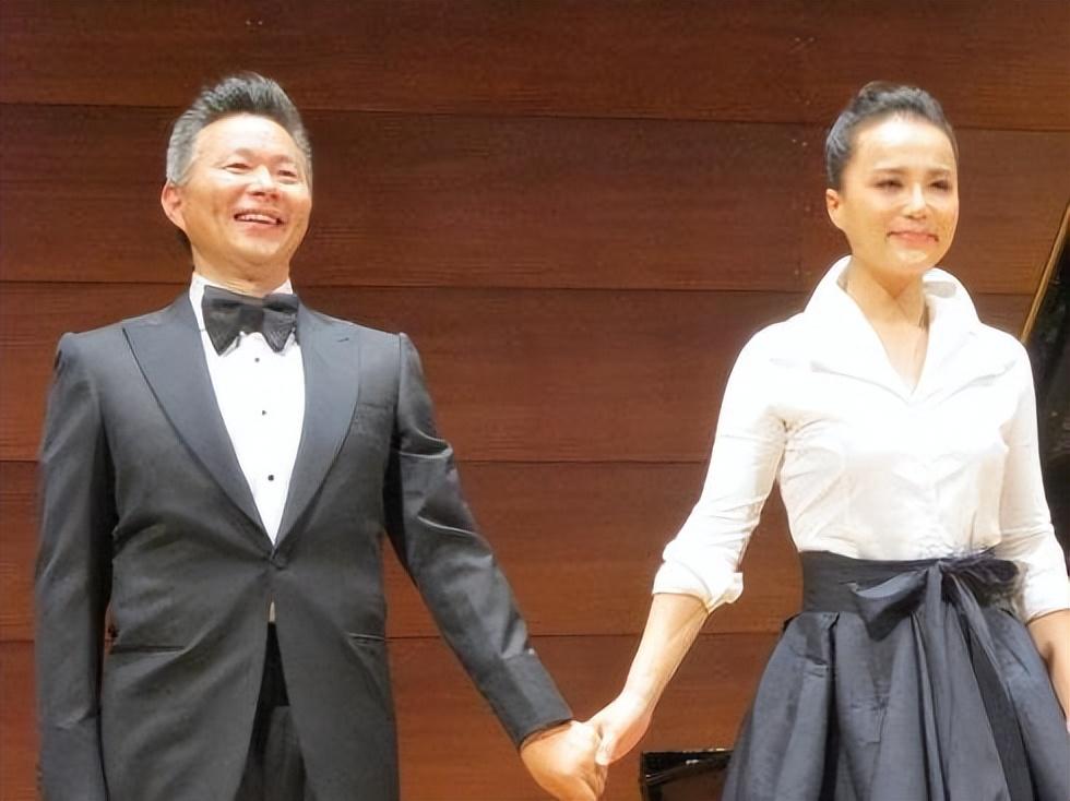 回顾歌唱家王宏伟4岁丧父母亲守寡51年他的反哺让人感动