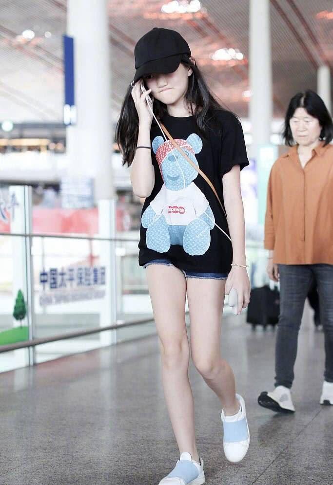 回顾李亚鹏女儿李嫣受父母离异影响大如今父亲再婚我心疼母亲