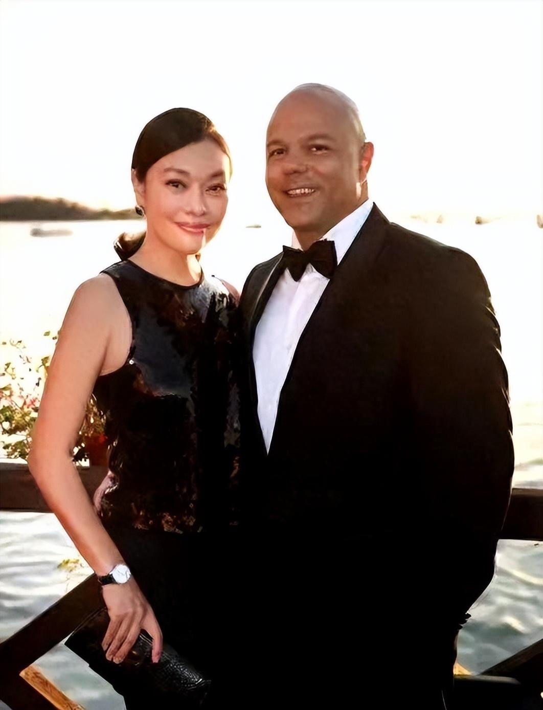 回顾史可二婚嫁国外丈夫44岁生二胎丈夫一家把她宠成宝
