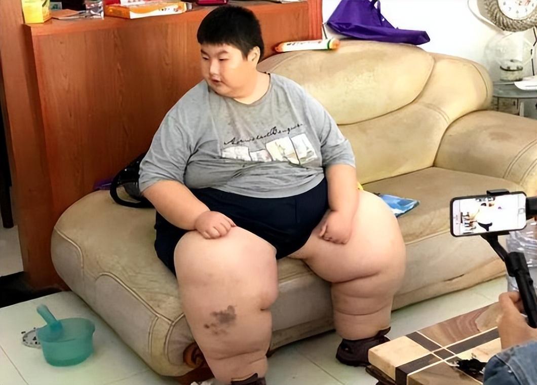 自从徐周磊开始断奶自己吃饭时,周耀华和妻子因为他是家中最小的一个