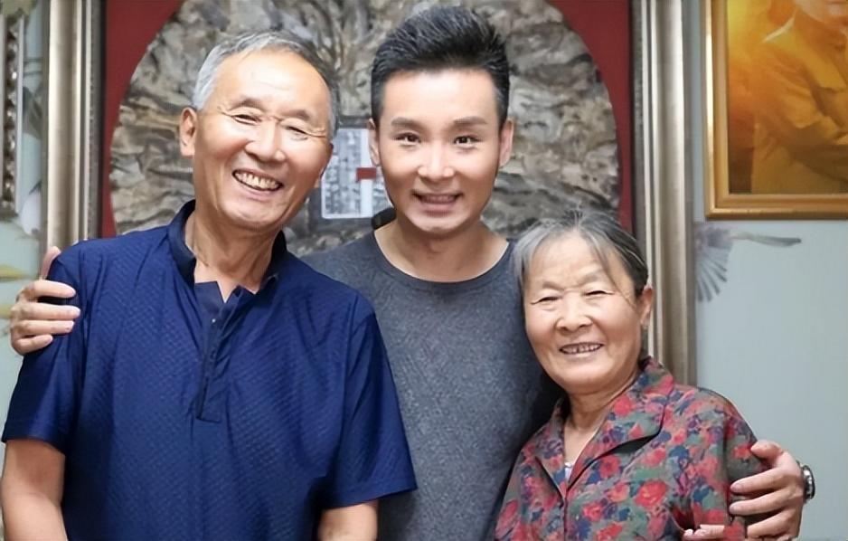回顾刘和刚成名后把岳父母接到豪宅却让亲生父母去种郊区田