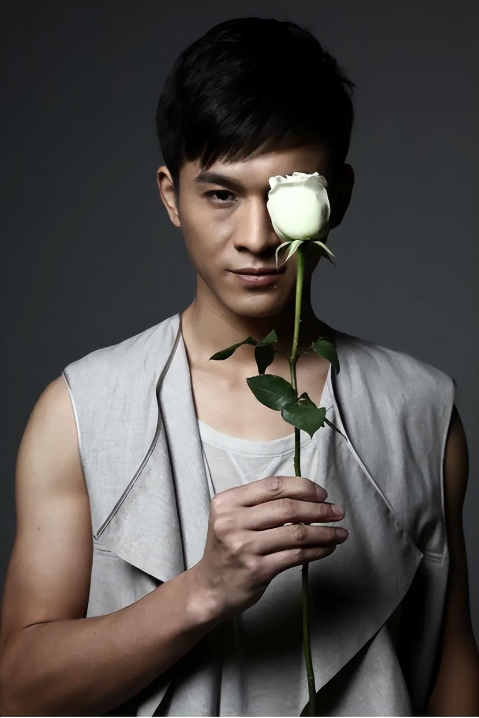 回顾45岁乔振宇:长得帅还顾家,结婚十年没绯闻,今45岁儿女双全