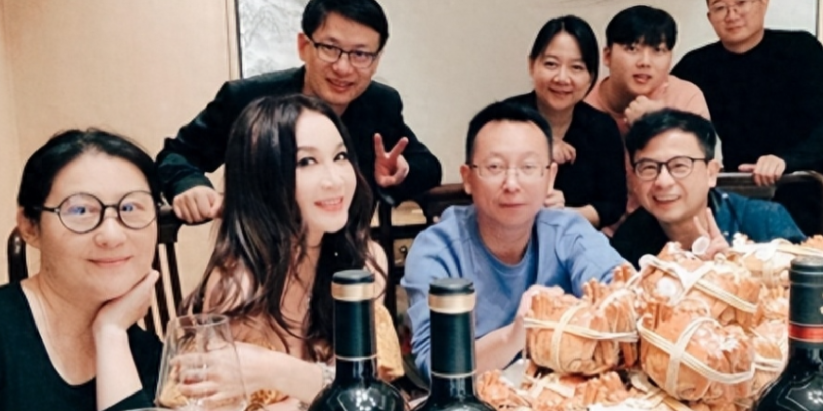 2014年2月28日,午马的葬礼上,他的妻子和女儿哭成泪人,为午马的离世