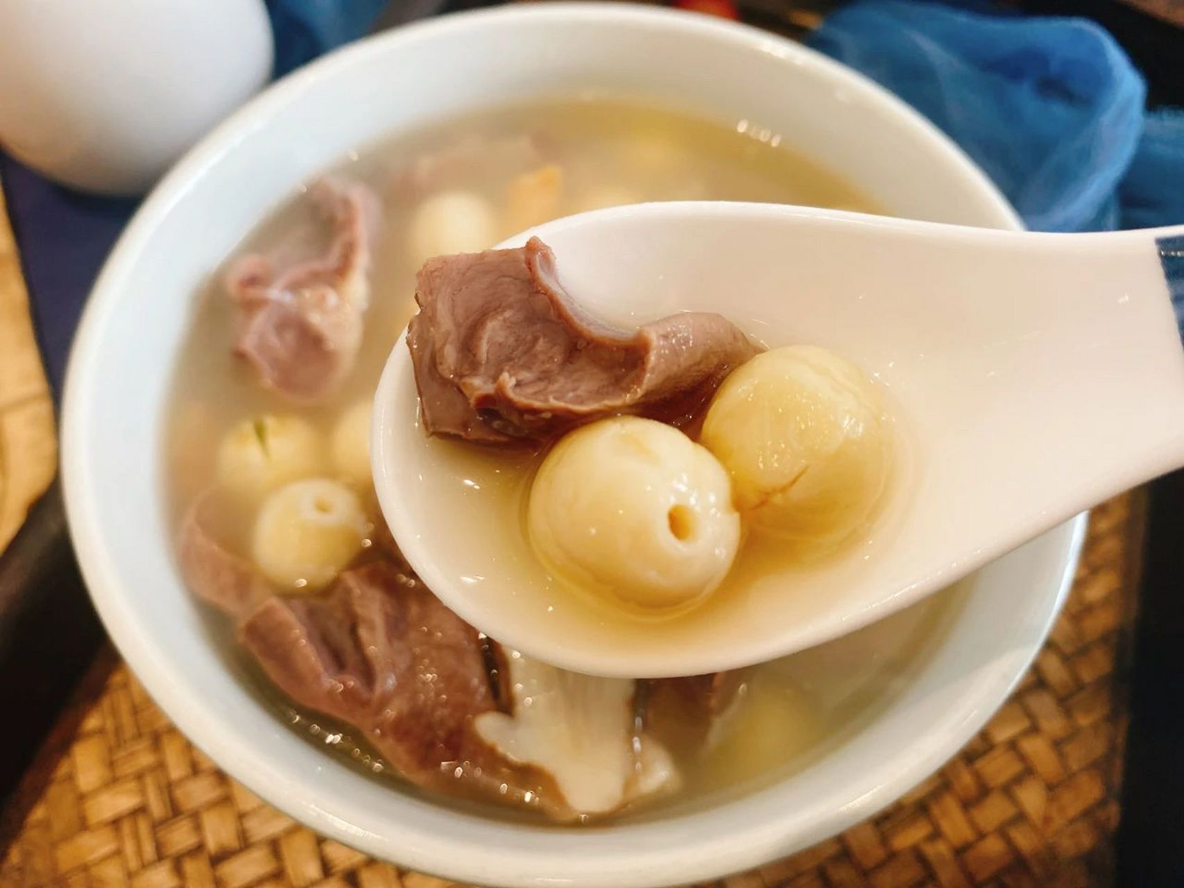 食疗来帮你.推荐一款猪心莲子汤:健脾胃,养心神的好帮手.