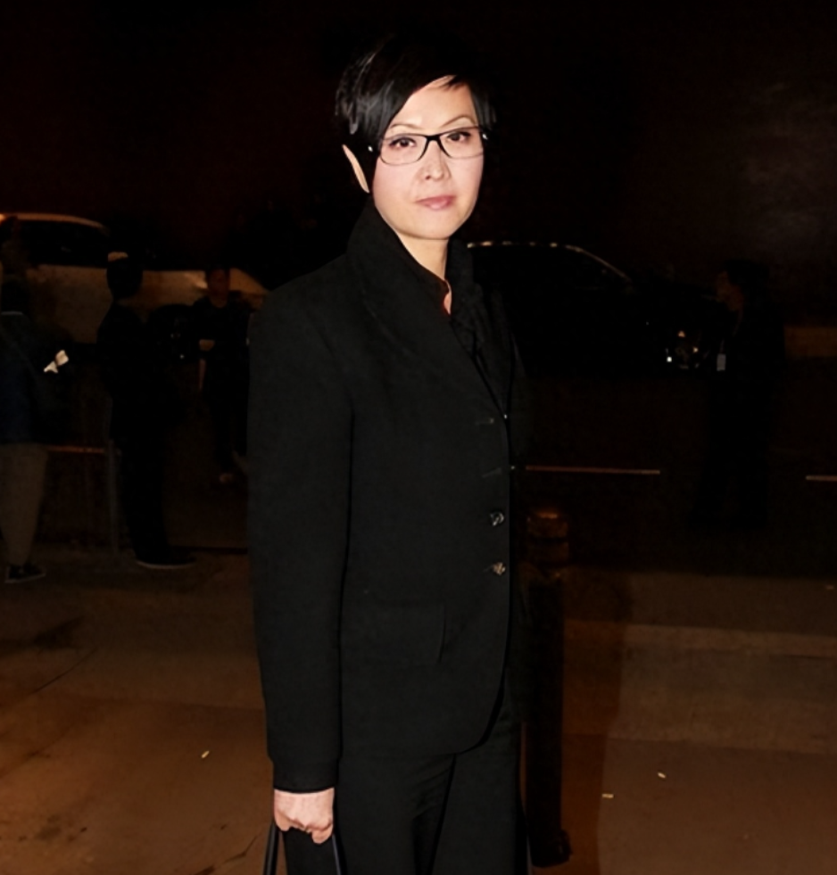 2014年2月28日,午马的葬礼上,他的妻子和女儿哭成泪人,为午马的离世