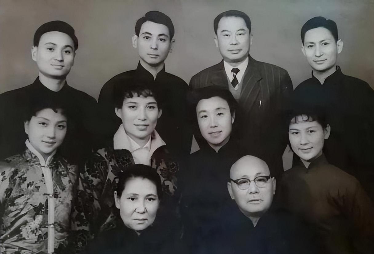 回顾京剧家童芷苓丈夫陈力患癌离世后再婚嫁张君秋的琴师